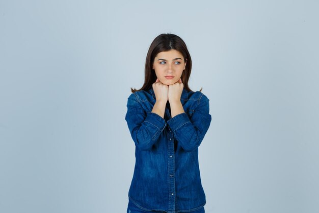 Ausdrucksstarke junge Dame, die im Studio aufwirft