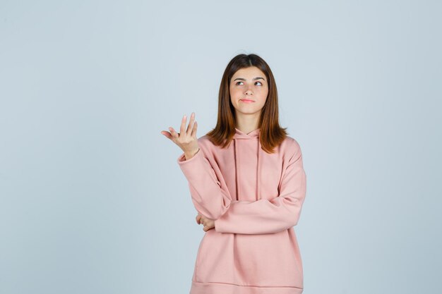 Ausdrucksstarke junge Dame, die im Studio aufwirft