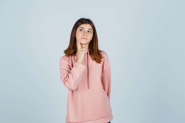 Ausdrucksstarke junge Dame, die im Studio aufwirft