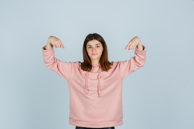 Ausdrucksstarke junge Dame, die im Studio aufwirft