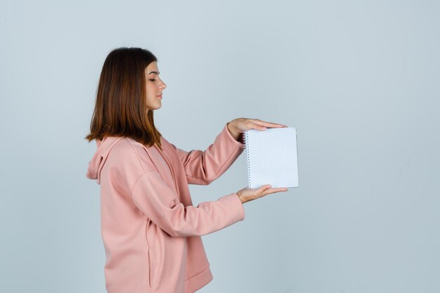 Ausdrucksstarke junge Dame, die im Studio aufwirft