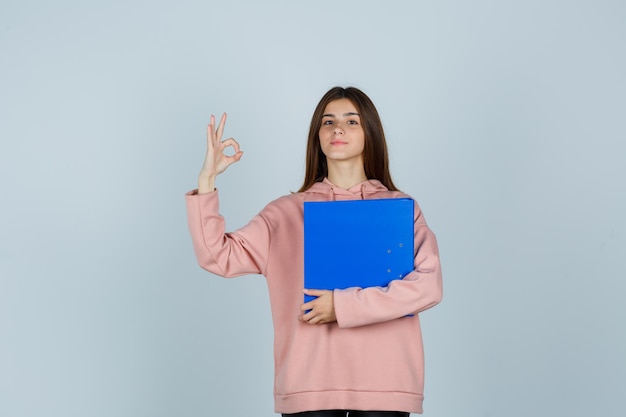 Ausdrucksstarke junge Dame, die im Studio aufwirft