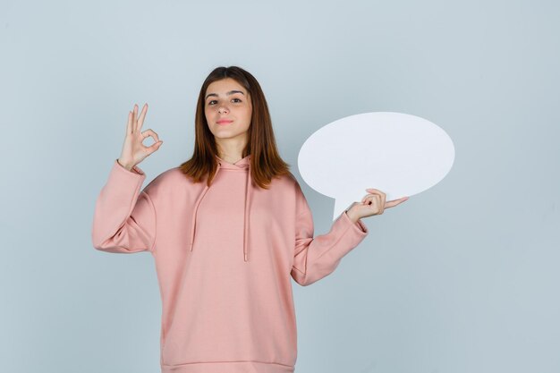 Ausdrucksstarke junge Dame, die im Studio aufwirft