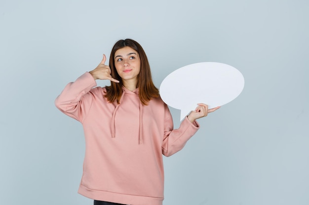 Ausdrucksstarke junge Dame, die im Studio aufwirft