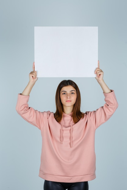 Kostenloses Foto ausdrucksstarke junge dame, die im studio aufwirft