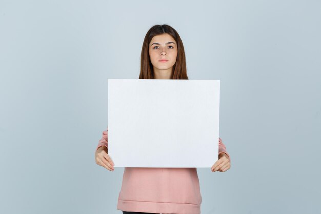 Ausdrucksstarke junge Dame, die im Studio aufwirft