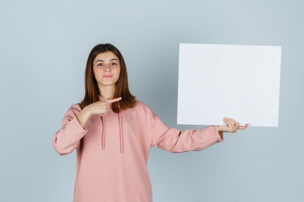 Ausdrucksstarke junge Dame, die im Studio aufwirft