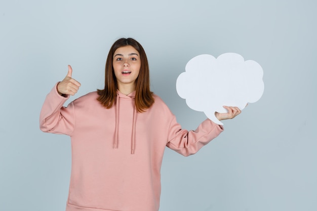 Ausdrucksstarke junge Dame, die im Studio aufwirft