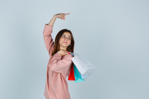 Ausdrucksstarke junge Dame, die im Studio aufwirft