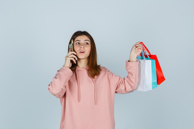 Ausdrucksstarke junge Dame, die im Studio aufwirft