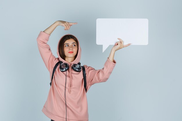 Ausdrucksstarke junge Dame, die im Studio aufwirft