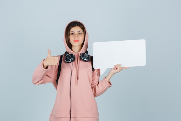 Ausdrucksstarke junge Dame, die im Studio aufwirft