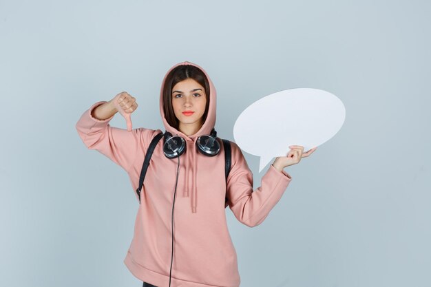 Ausdrucksstarke junge Dame, die im Studio aufwirft