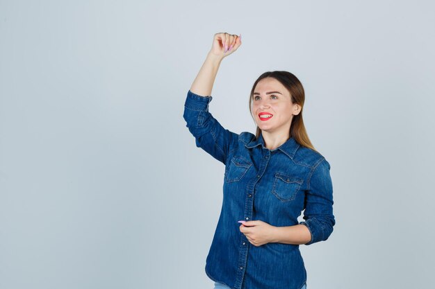 Ausdrucksstarke junge Dame, die im Studio aufwirft