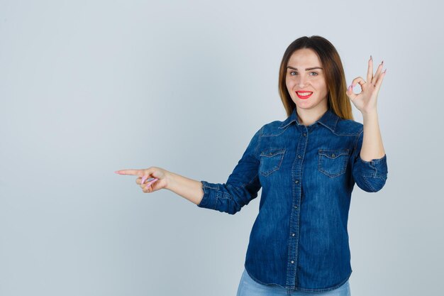 Ausdrucksstarke junge Dame, die im Studio aufwirft