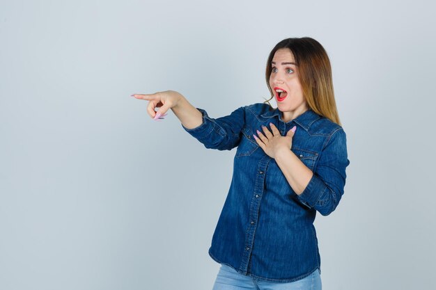 Ausdrucksstarke junge Dame, die im Studio aufwirft