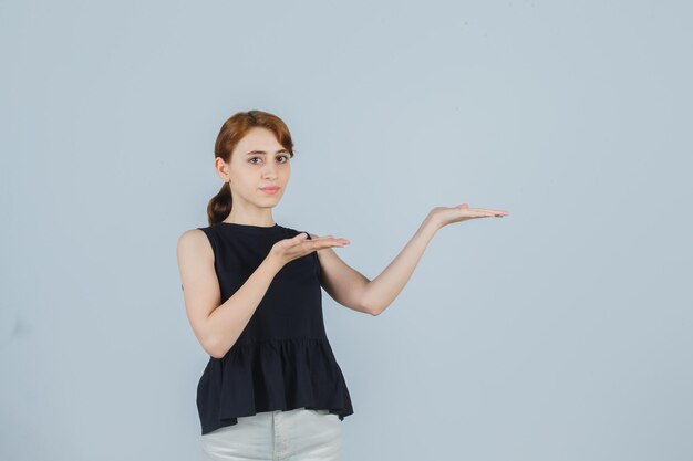 Ausdrucksstarke junge Dame, die im Studio aufwirft