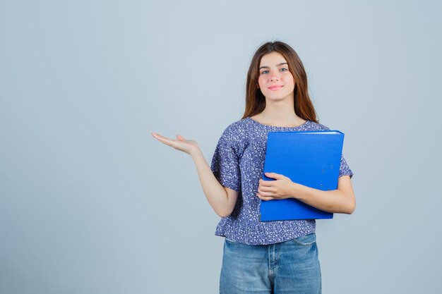 Ausdrucksstarke junge Dame, die im Studio aufwirft