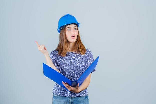 Ausdrucksstarke junge Dame, die im Studio aufwirft