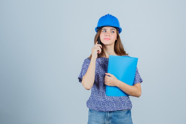 Ausdrucksstarke junge Dame, die im Studio aufwirft