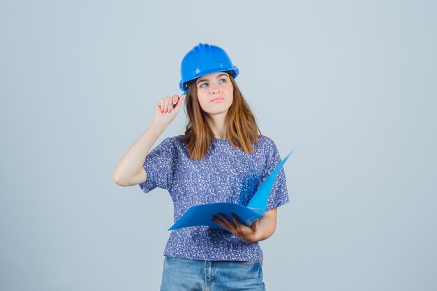 Ausdrucksstarke junge Dame, die im Studio aufwirft