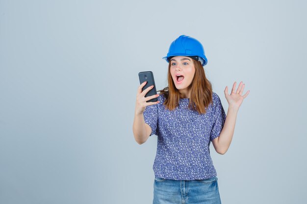 Ausdrucksstarke junge Dame, die im Studio aufwirft