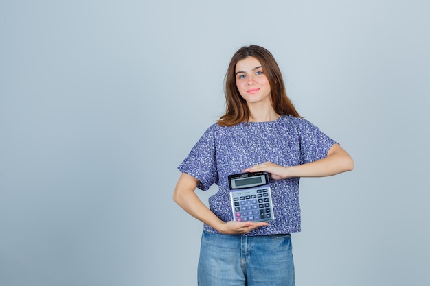 Ausdrucksstarke junge Dame, die im Studio aufwirft