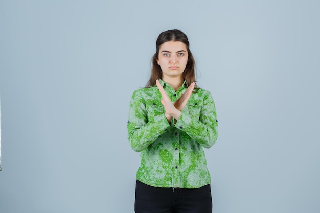 Kostenloses Foto ausdrucksstarke junge dame, die im studio aufwirft