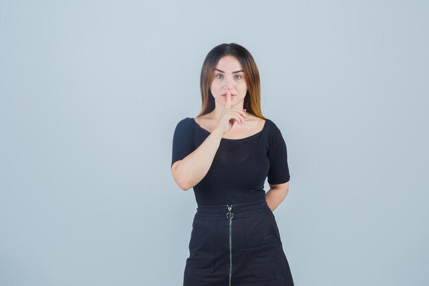 Ausdrucksstarke junge Dame, die im Studio aufwirft