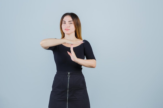 Ausdrucksstarke junge Dame, die im Studio aufwirft