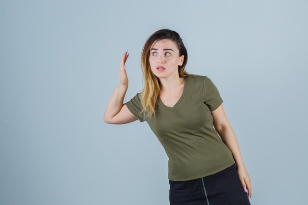 Ausdrucksstarke junge Dame, die im Studio aufwirft