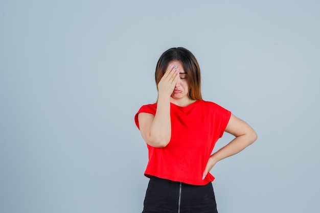 Ausdrucksstarke junge Dame, die im Studio aufwirft