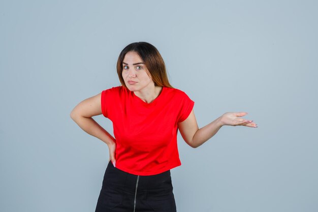 Ausdrucksstarke junge Dame, die im Studio aufwirft