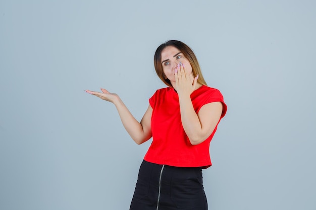 Ausdrucksstarke junge Dame, die im Studio aufwirft