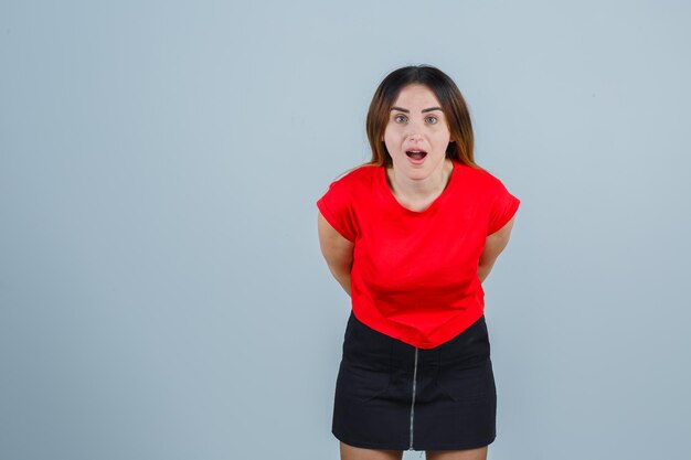 Ausdrucksstarke junge Dame, die im Studio aufwirft