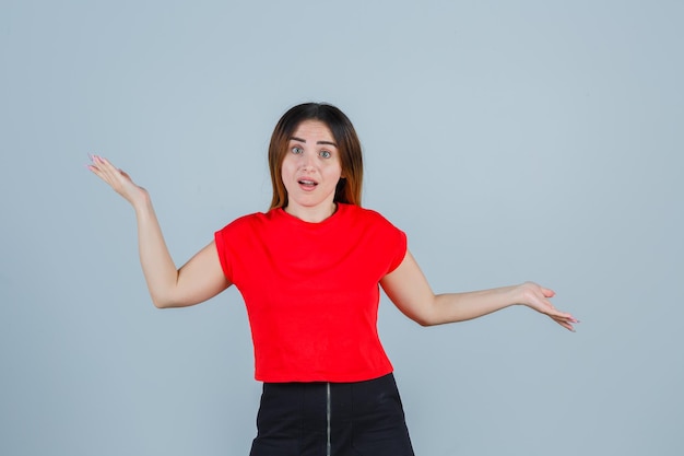 Ausdrucksstarke junge Dame, die im Studio aufwirft