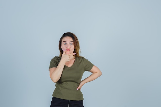 Ausdrucksstarke junge Dame, die im Studio aufwirft