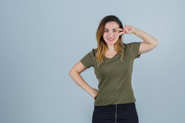 Ausdrucksstarke junge Dame, die im Studio aufwirft