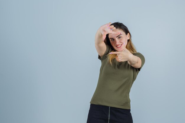 Ausdrucksstarke junge Dame, die im Studio aufwirft