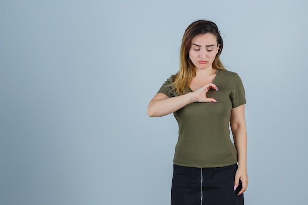 Ausdrucksstarke junge Dame, die im Studio aufwirft