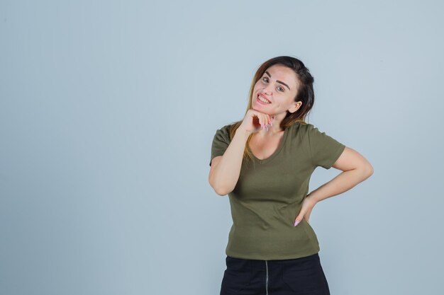 Ausdrucksstarke junge Dame, die im Studio aufwirft