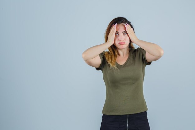 Ausdrucksstarke junge Dame, die im Studio aufwirft