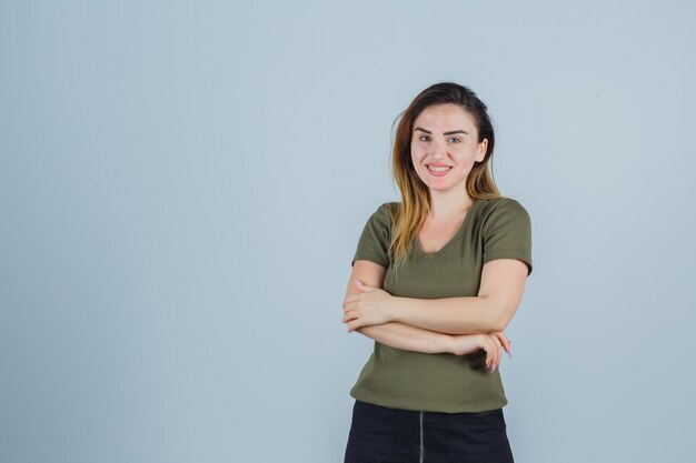 Ausdrucksstarke junge Dame, die im Studio aufwirft