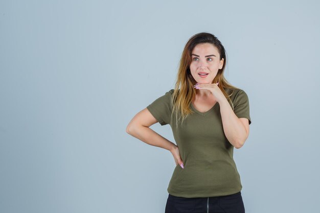 Ausdrucksstarke junge Dame, die im Studio aufwirft