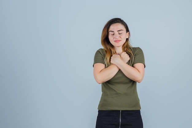 Ausdrucksstarke junge Dame, die im Studio aufwirft