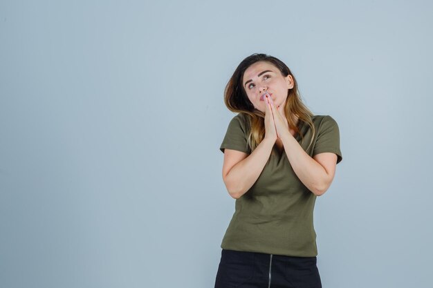 Ausdrucksstarke junge Dame, die im Studio aufwirft