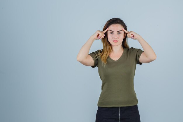 Ausdrucksstarke junge Dame, die im Studio aufwirft