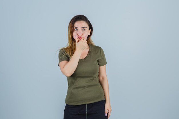 Ausdrucksstarke junge Dame, die im Studio aufwirft