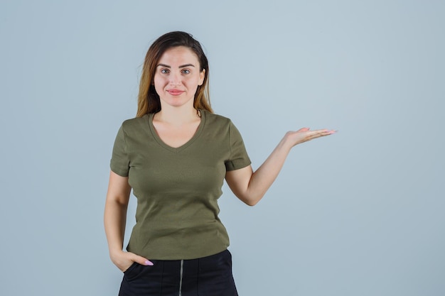 Ausdrucksstarke junge Dame, die im Studio aufwirft