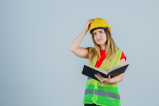 Ausdrucksstarke junge Dame, die im Studio aufwirft